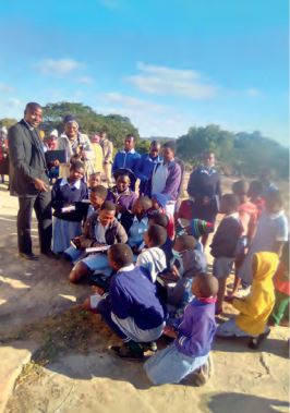 Ds. Mwedzi geeft bijbelonderwijs aan leerlingen