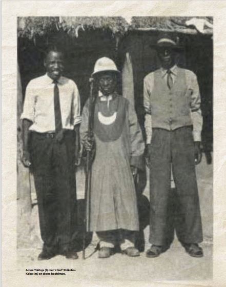 Amos Tikitsja (l) met chief Shikobo-Kobo (m) en diens hoofman