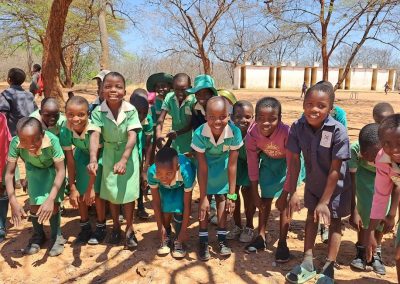 hoofd-schouders-knie en teen gezongen door de leerlingen in het Ndebele