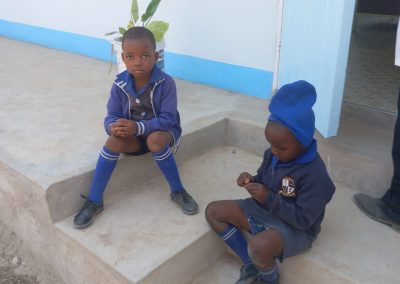 leerlingen bij de basisschool van Ingwenya